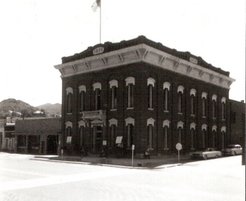 Court house in the early 1950s.  Building on the left was a fire house at that time.
